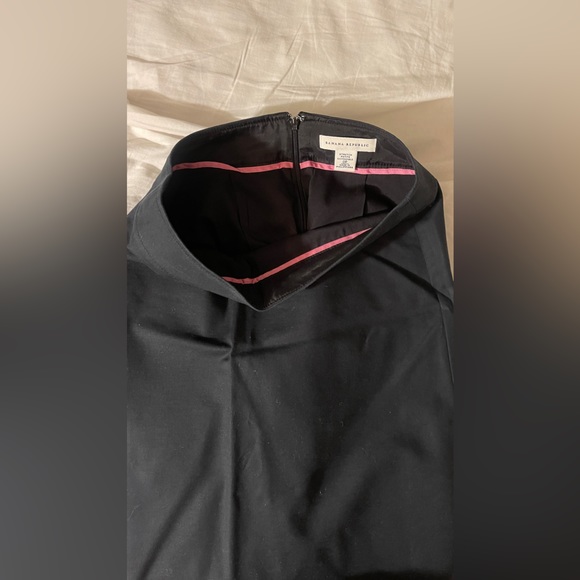 Skirted suit by banana republic the colour is dark navy - Picture 6 of 7